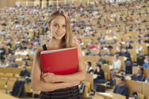 Studentin im Hörsaal einer Universität