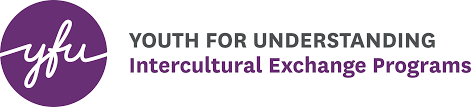 Englisches Logo des Youth For Understanding Komitee e.V. Links befindet sich ein lilaner Kreis, in dem in Schreibschrift "yfu" steht. Rechts daneben steht in dunkelgrau "Youth for Understanding" und darunter in lila "Intercultural exchange Program"