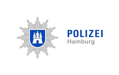 Logo der Polizei Hamburg. Das Hamburger Wappen mit weißer Burg ist blau. Um das Wappen befindet sich ein graues Ruder. Das Wappen ist in der Mitte. Rechts daneben steht untereinander "Polizei Hamburg". Dabei ist "Polizei" blau und in Druckbuchstaben, "Hamburg ist grau.